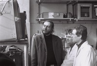 Юрий Михайлович Петренко со студентами в лаборатории